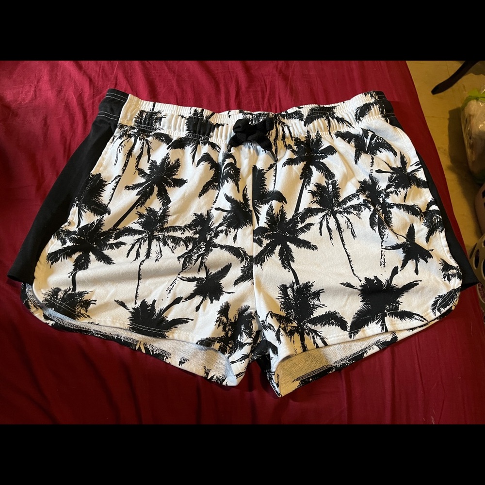 BLACK & WHITE PLUS SIZE PALM TREE DRAWSTRING SHORTS